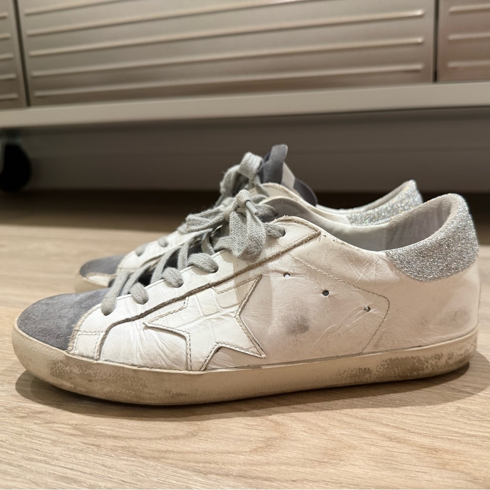 Golden Goose - Superstar Sneaker in DARK GREY suede, WHITE leather & glitter - Picture 4 of 8
